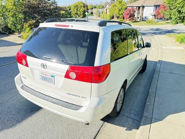 Toyota Sienna Image 4