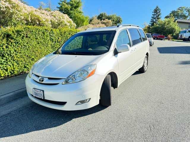 Toyota Sienna Image 1