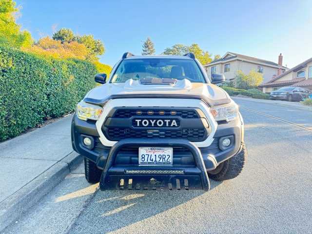 Toyota Tacoma Image 2