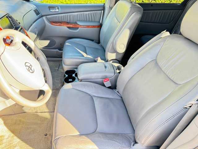 Toyota Sienna Image 6