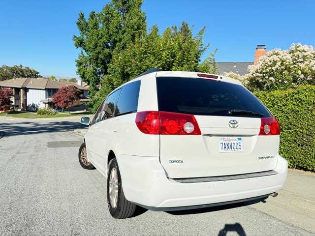 Toyota Sienna Image 5