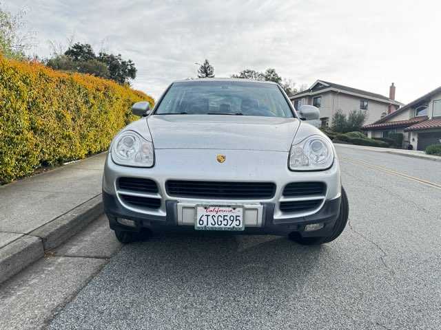 Porsche Cayenne Image 2