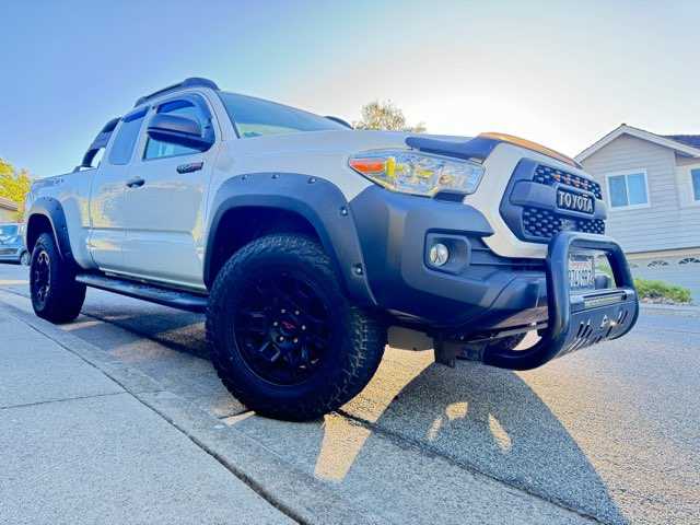 Toyota Tacoma Image 3